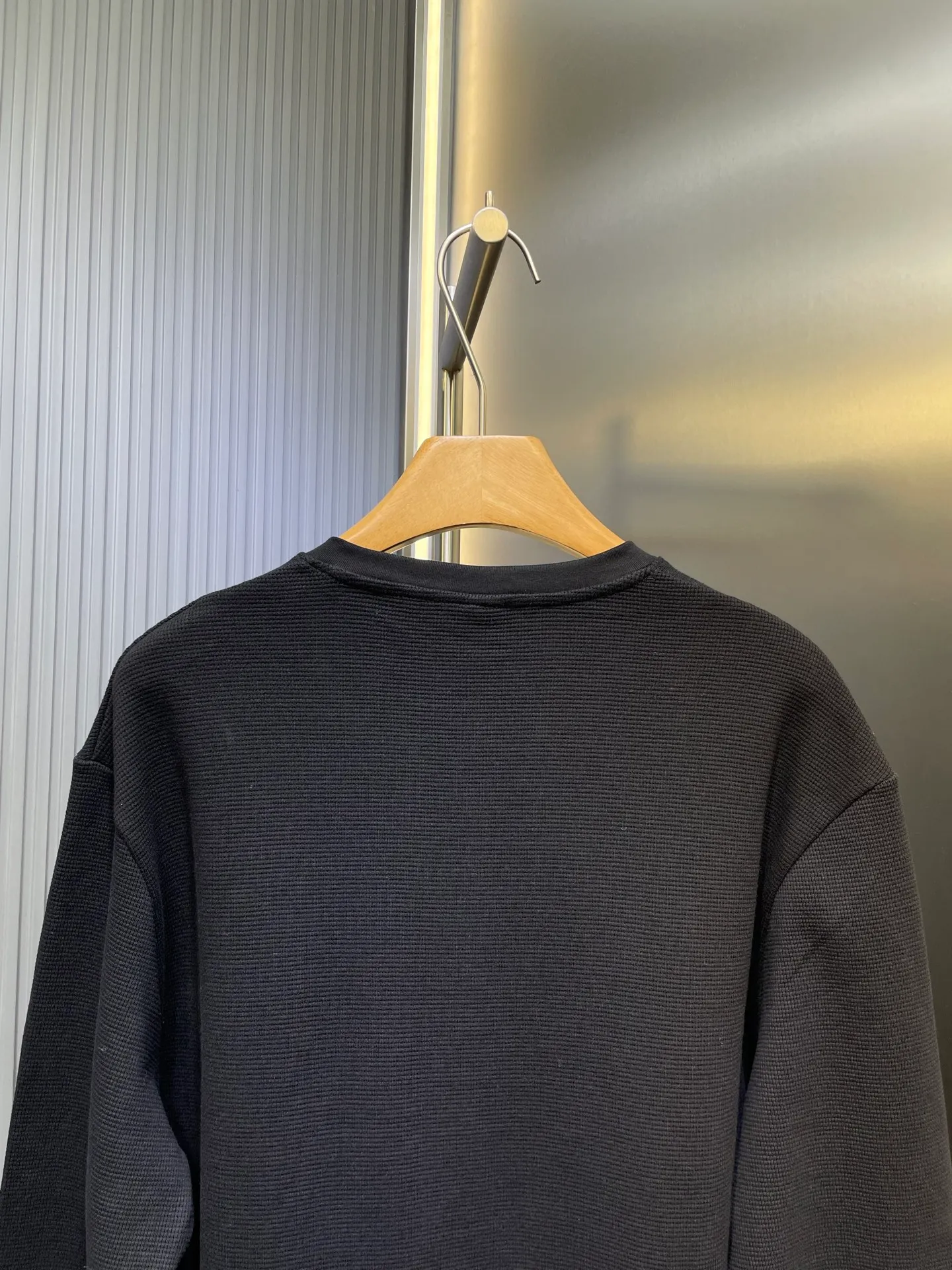 P420 Chrome Heart*🌟 Chrome Heart 25 patchwork leather Henry collar waffle sweatshirt. The fabric is made of 350g cotton waffle double-layer material before washing (to distinguish low-weight, cut corners and non-pure cotton market products). The silver buckles and scrolls are made of bronze and real silver (the materials have reached 300+ quality in the market). The leather label is still made of genuine imported lambskin. The most important thing is that the leather is hand-extended and stitched (the cost of handwork is high) in the fabric and hardware A lot of effort has been put into the craftsmanship. The top quality in the market. The industry benchmark is only owned by a few people. Size: s m l